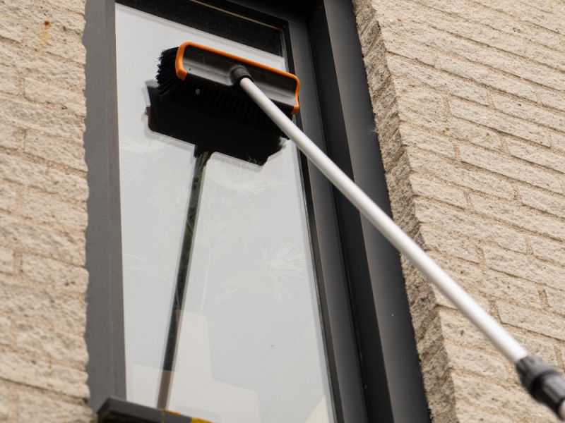 Afbeelding van hoe makkelijk je ramen kunt wassen met een telescoopsteel